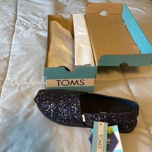 NEW IN BOX! Toms size 7